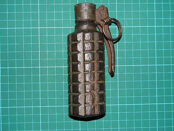 Spanish "Universal Larga" hand grenade, with B-3 fuze