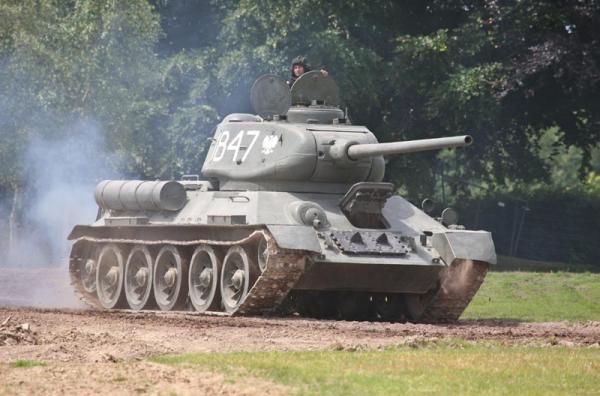 T34/85 At Bovington Tank Fest